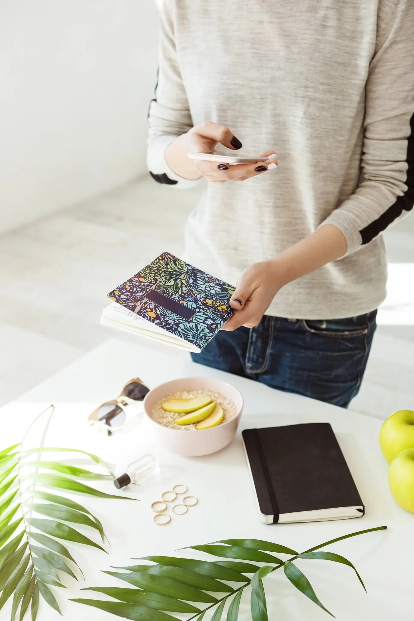 Imagen recortada de una chica con ropa casual tomando fotos con estilo.