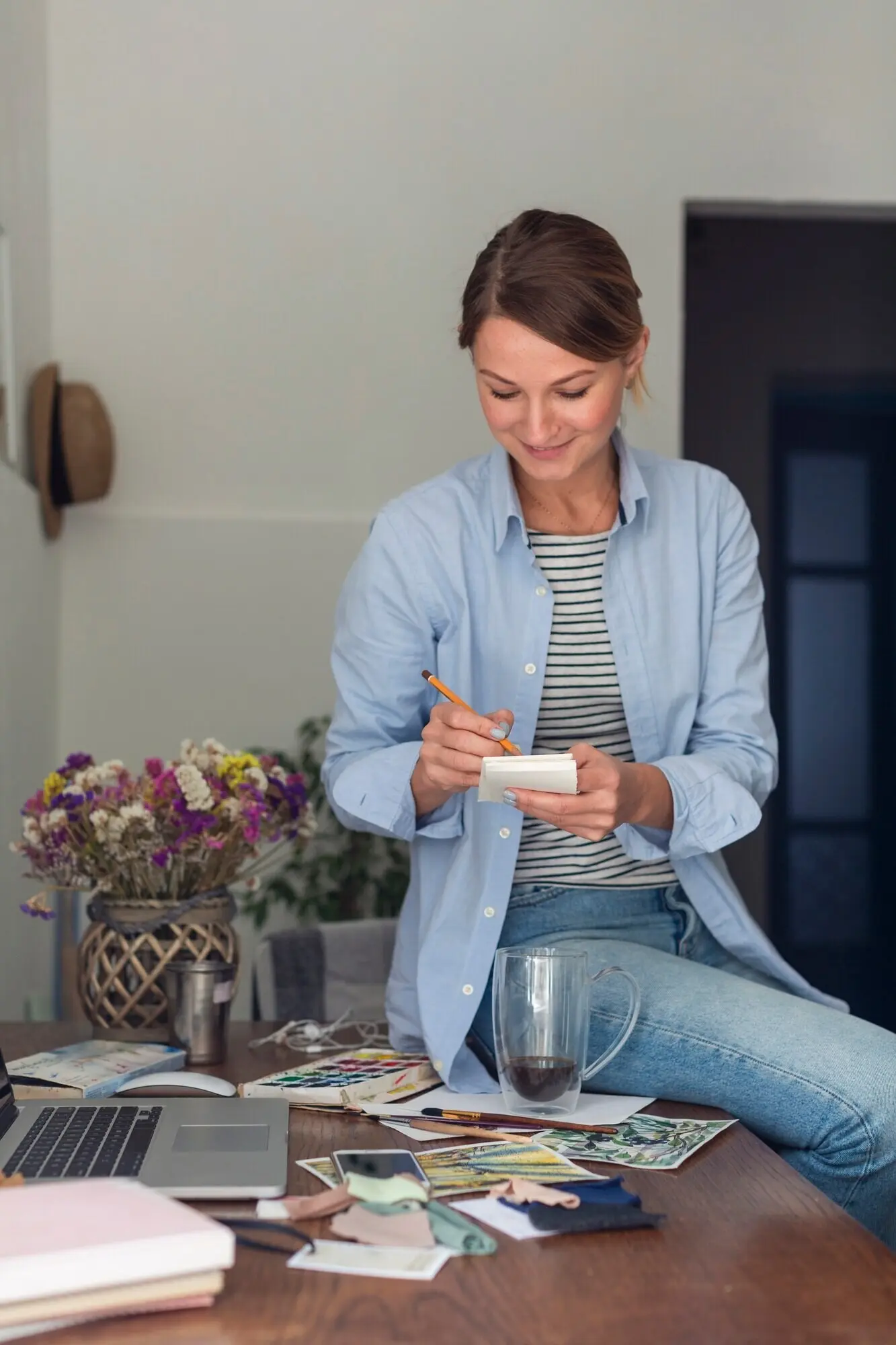 Mujer sosteniendo notas posando sobre un escritorio
