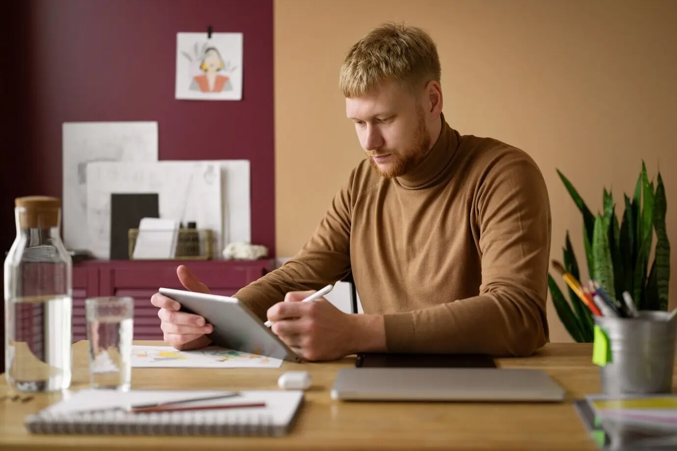 Ilustrador hombre adulto trabajando en un dispositivo tipo tableta